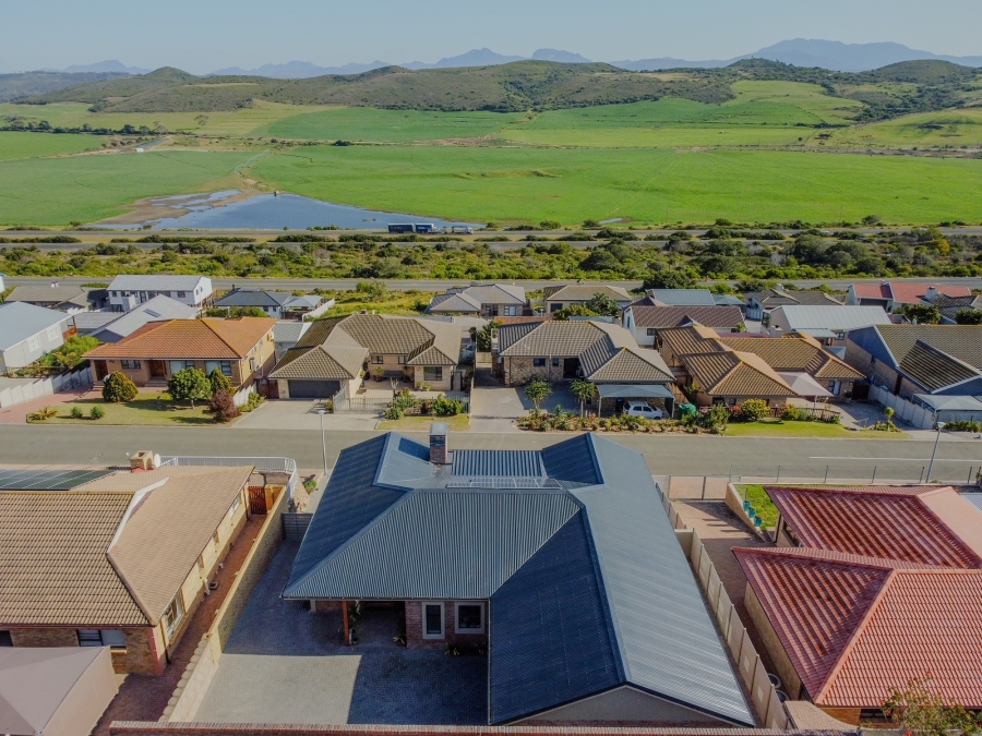 5 Bedroom Property for Sale in Reebok Western Cape